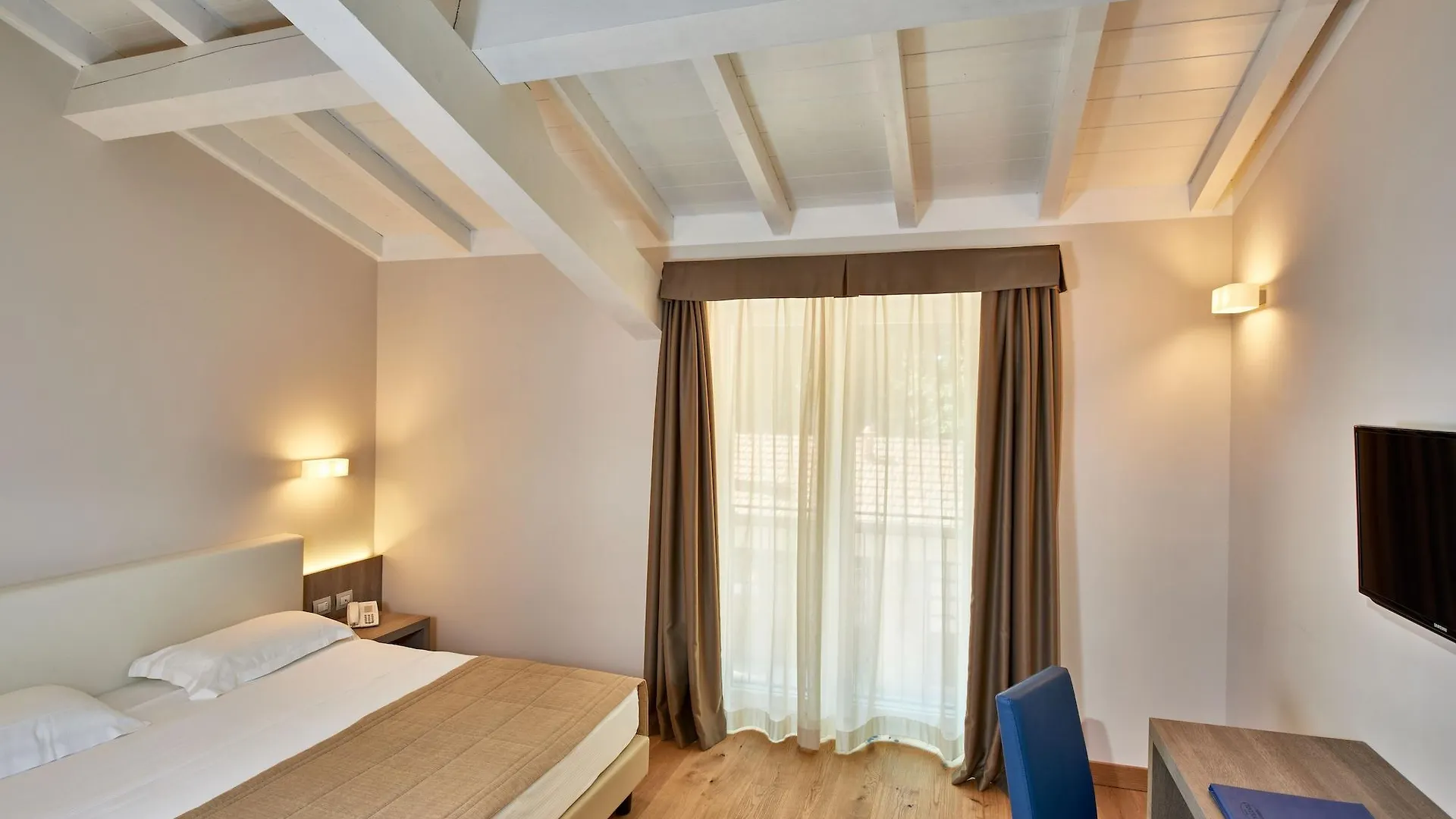 Hotel Centrale Черноббио
