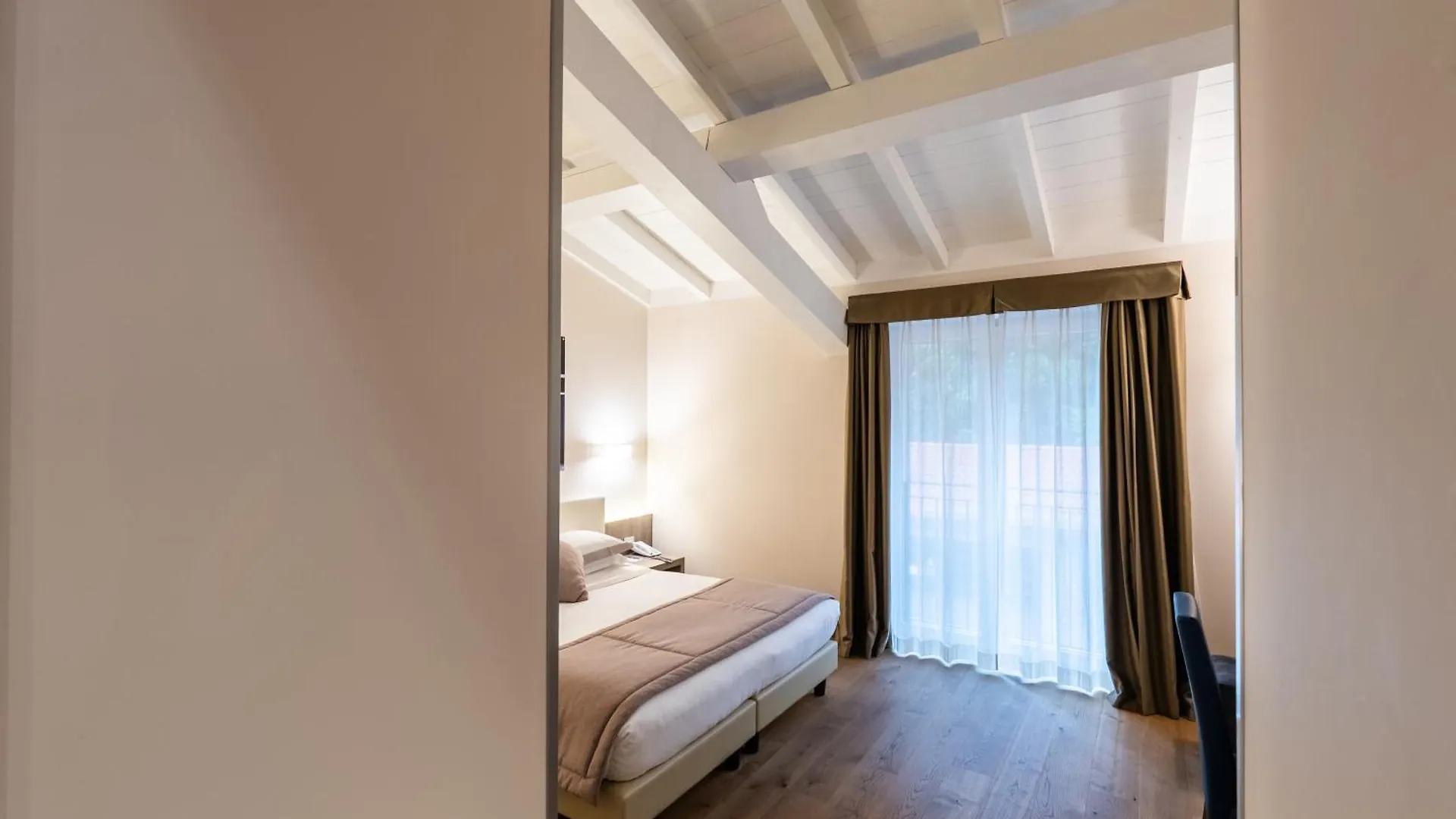 Hotel Centrale Черноббио Италия