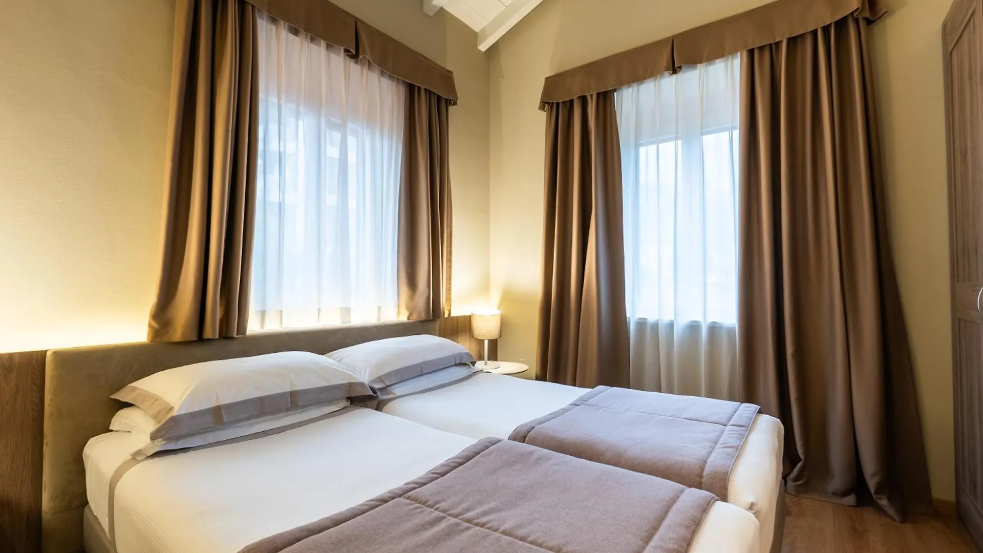 Hotel Centrale Черноббио Италия